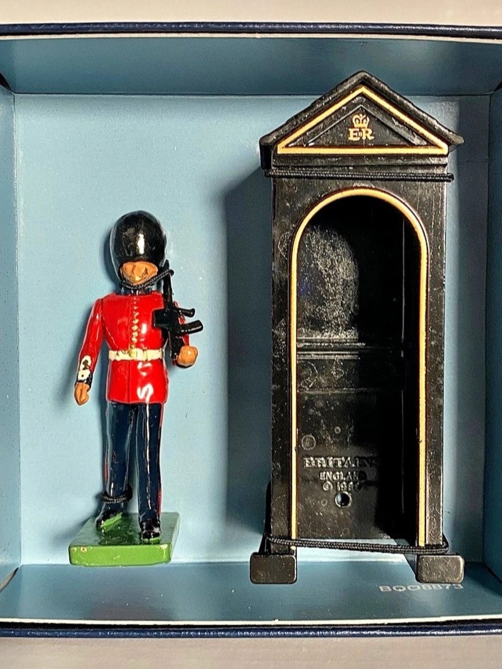Britains Sentry Box & Scots Guard Collectible Set with Original Box